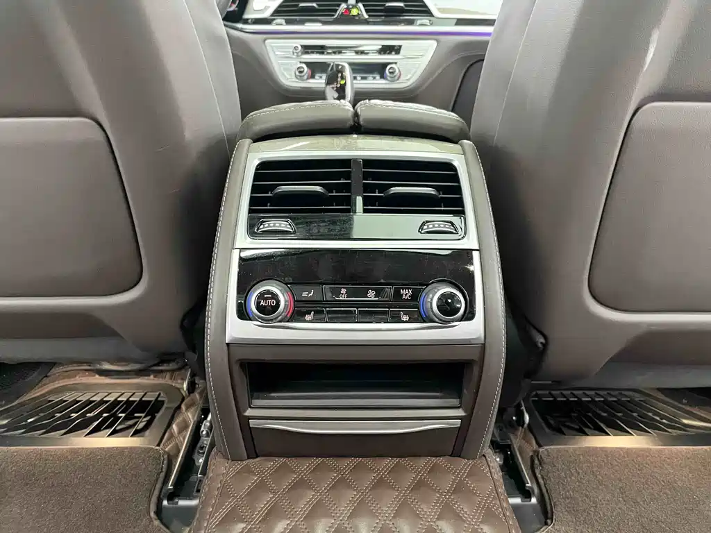 BMW 7 Series — миниатюра 18