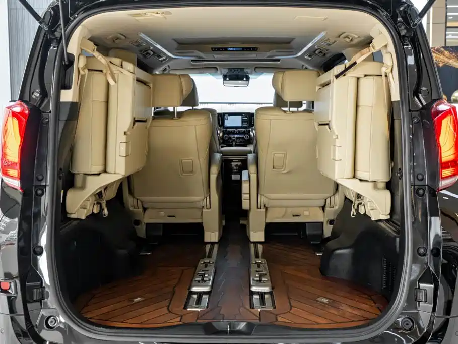 Toyota Alphard — миниатюра 12