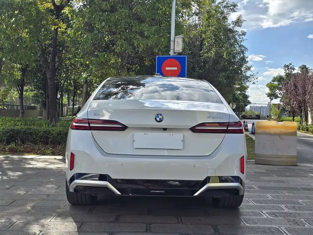 BMW 5 Series — миниатюра 8