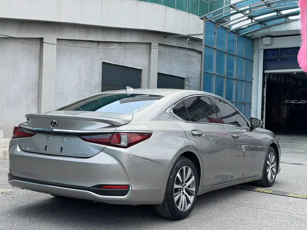 Lexus ES 2018 300h V