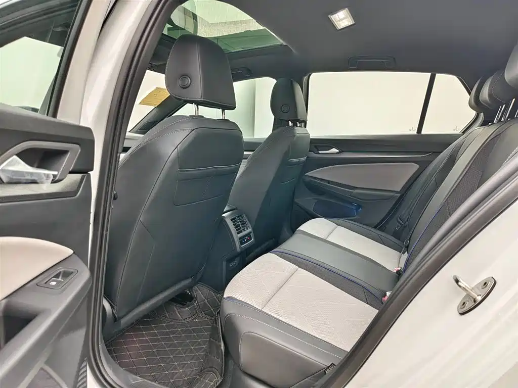 Volkswagen Golf 2025 300TSI R-Line