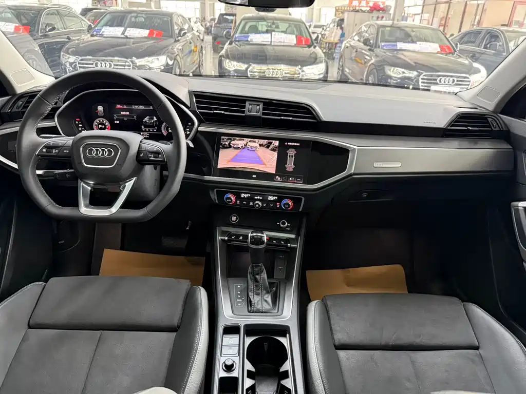 AUDI Q3