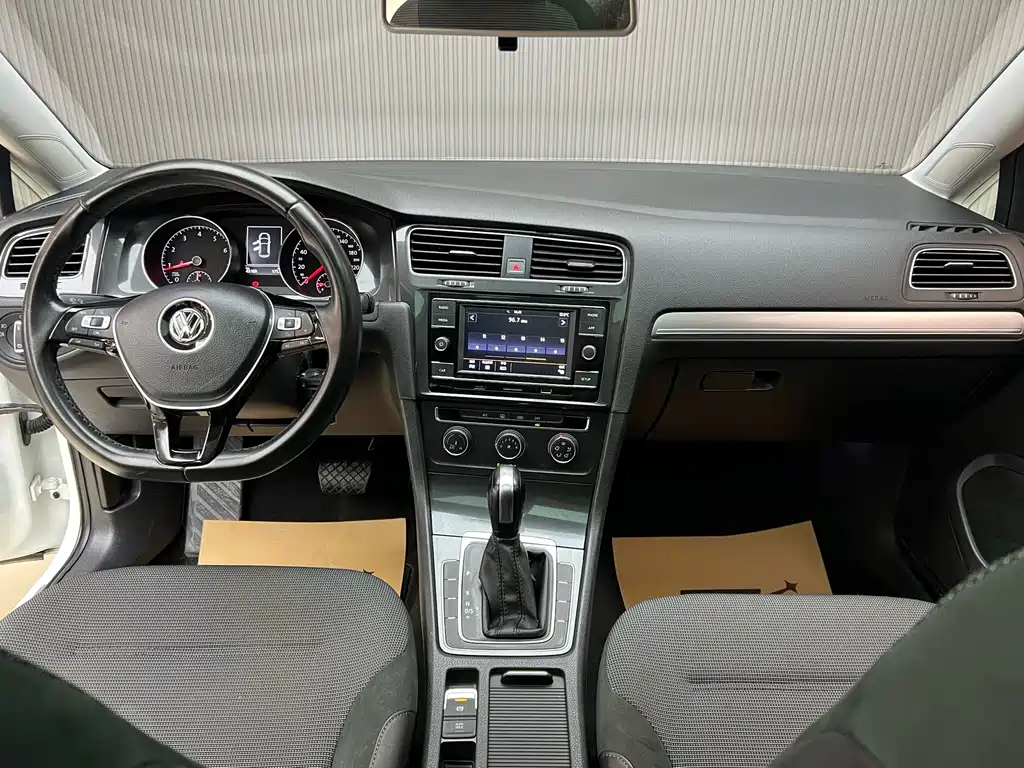 VOLKSWAGEN GOLF