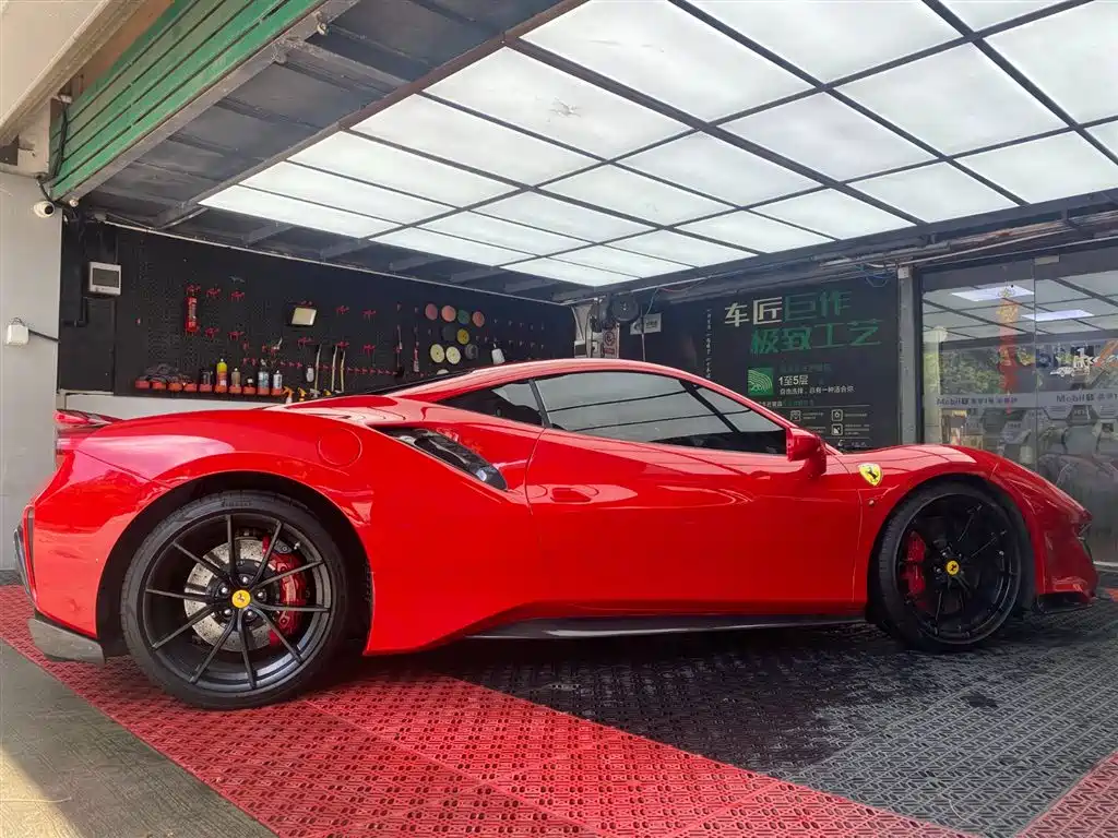 FERRARI 488