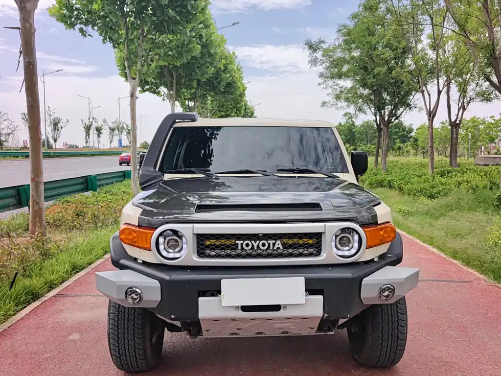 Купить Toyota FJ Cruiser