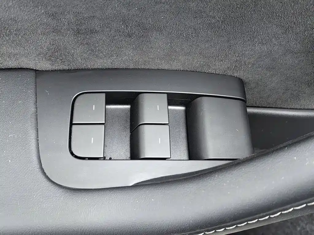 Tesla Model Y — миниатюра 9