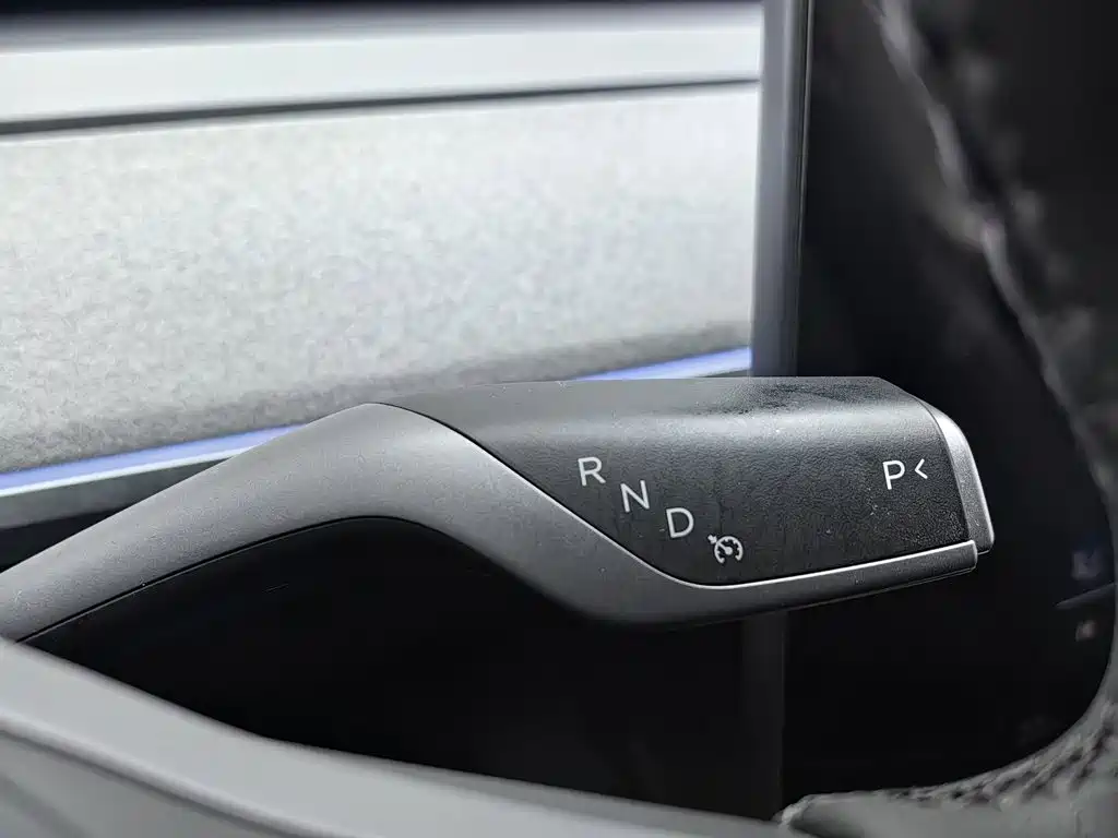 Tesla Model Y — миниатюра 13
