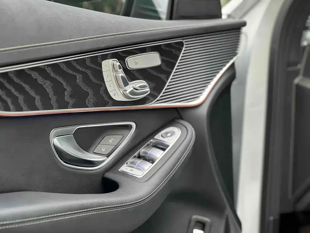 Mercedes-Benz EQC - фото 10