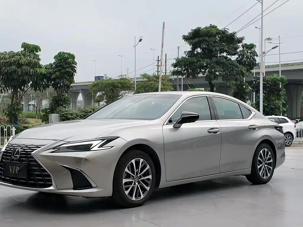 Lexus ES 2025