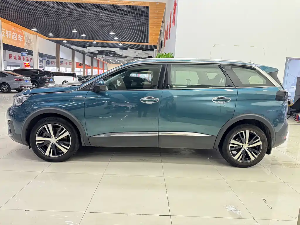 PEUGEOT 5008