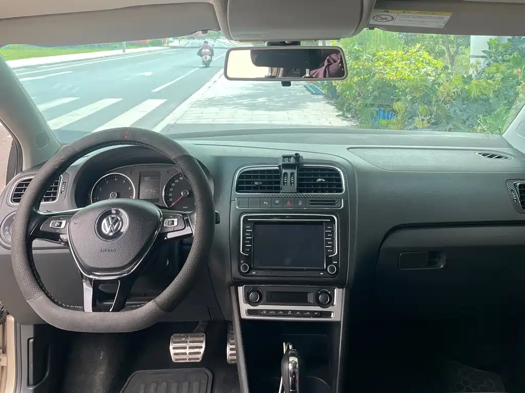 Volkswagen Polo 2014 1.6L Cross Polo AT