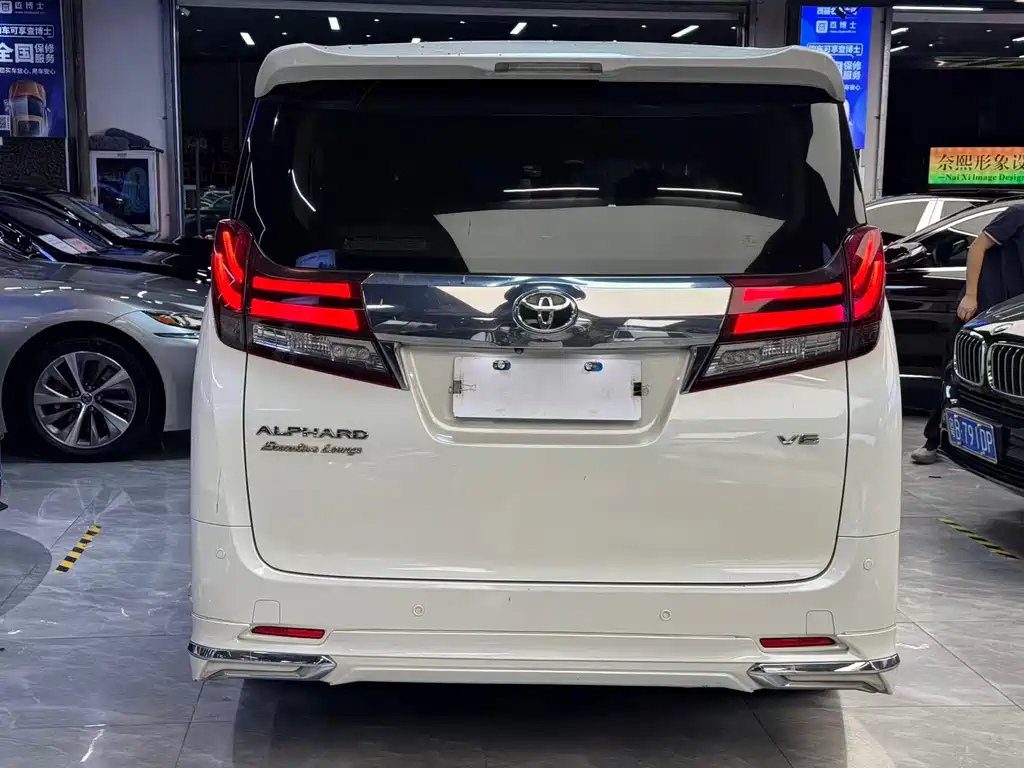 Toyota Alphard — миниатюра 3
