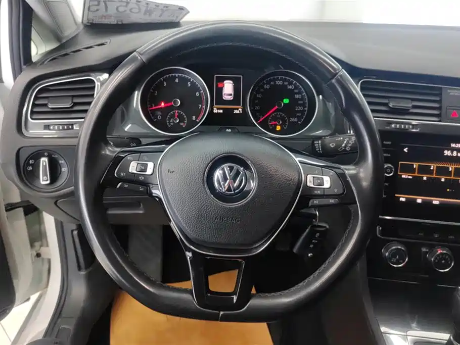 VOLKSWAGEN GOLF