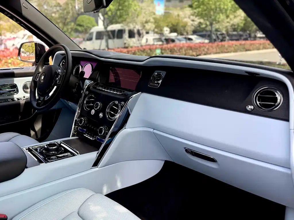 Rolls-Royce Cullinan 2024 мест