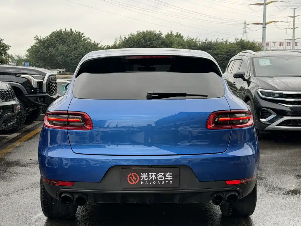 PORSCHE MACAN