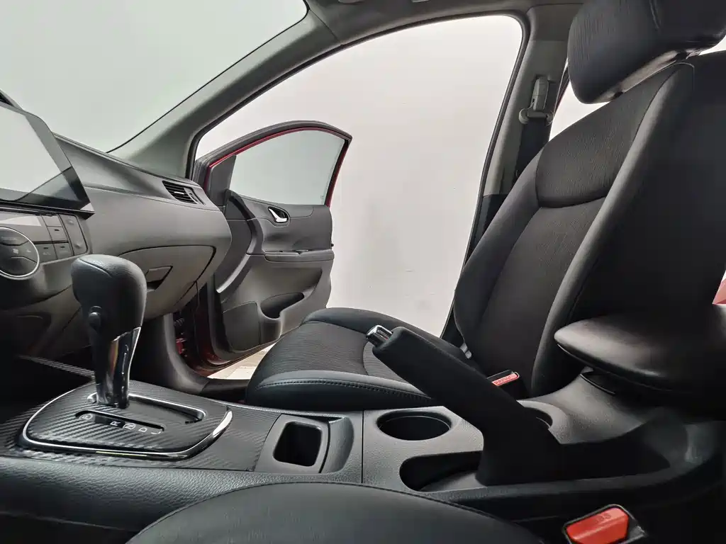 Nissan Tiida — миниатюра 12