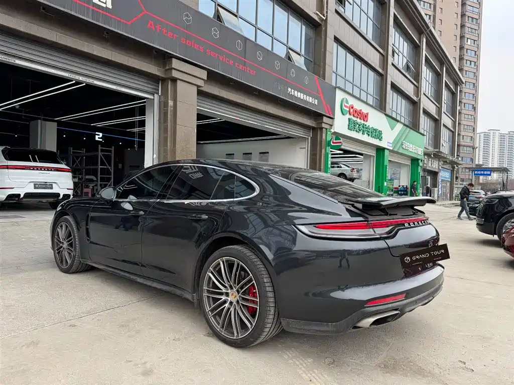 PORSCHE PANAMERA