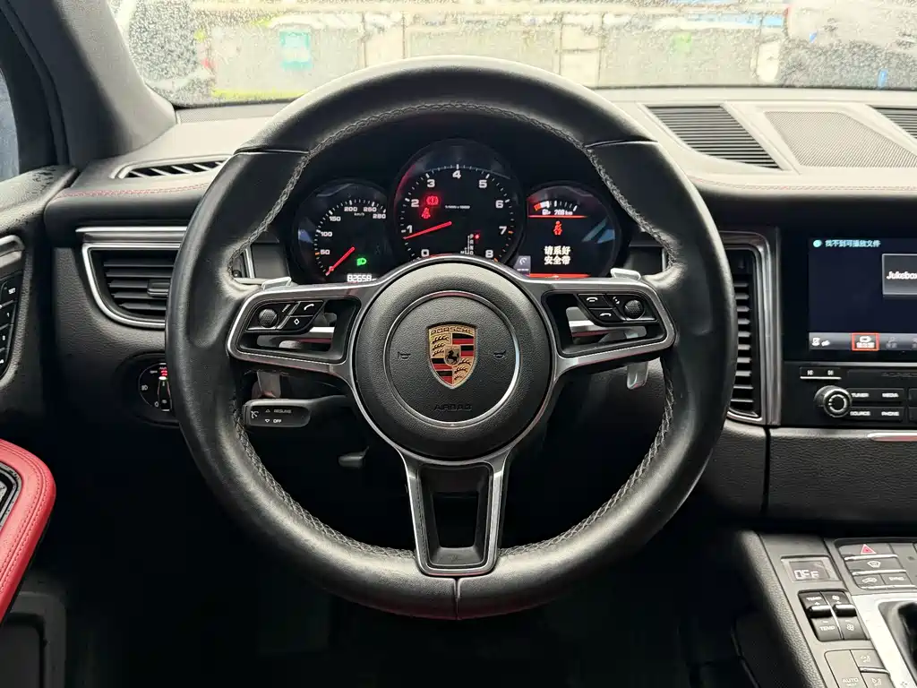 PORSCHE MACAN