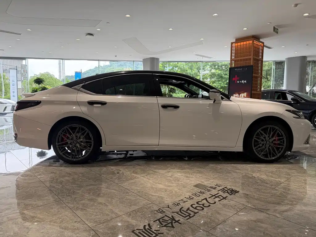 Lexus ES 2025 300h Premium