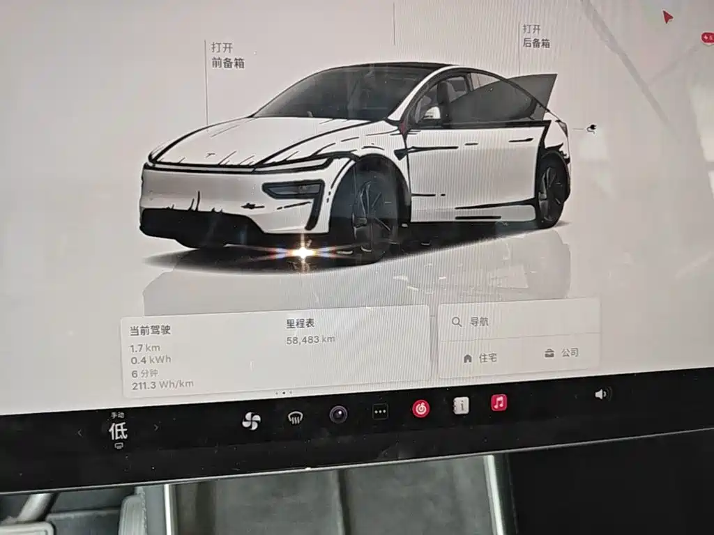 Tesla Model Y — миниатюра 12