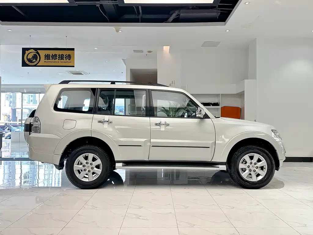 Mitsubishi V93 2022 3.0L AT