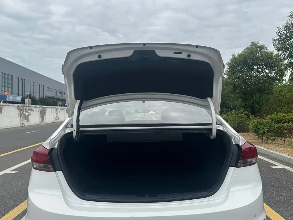 Hyundai Elantra — миниатюра 17