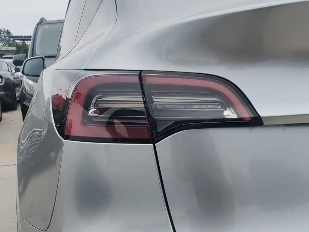 Tesla Model Y — миниатюра 13