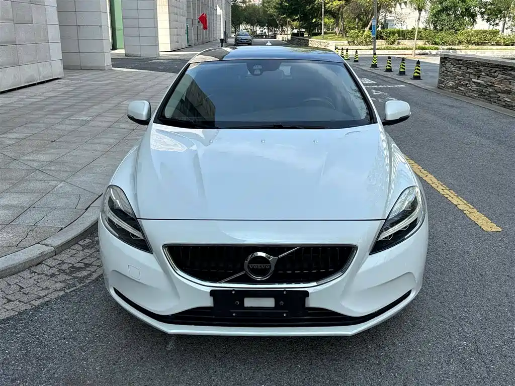 VOLVO V40