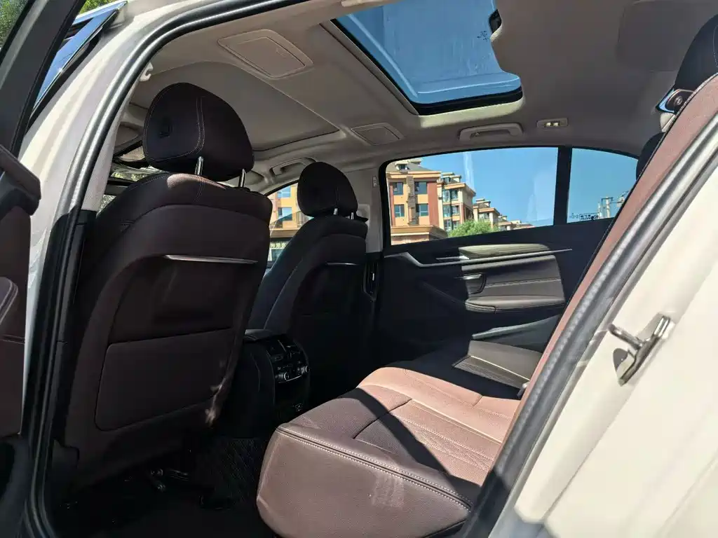 BMW 5 Series — миниатюра 4