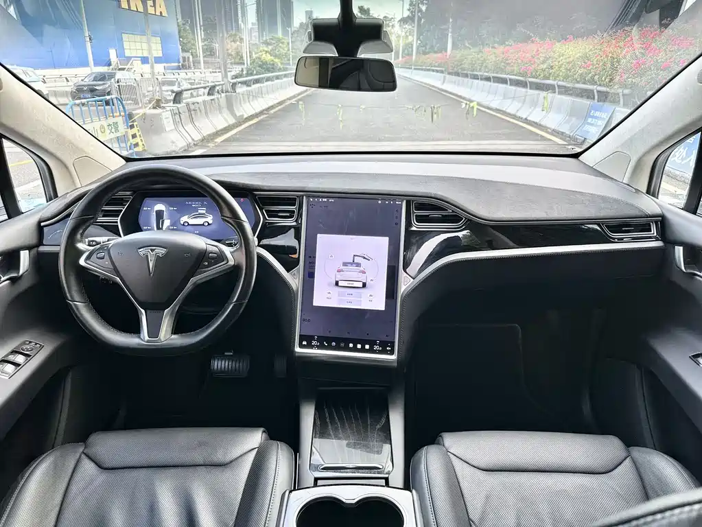 TESLA MODEL X