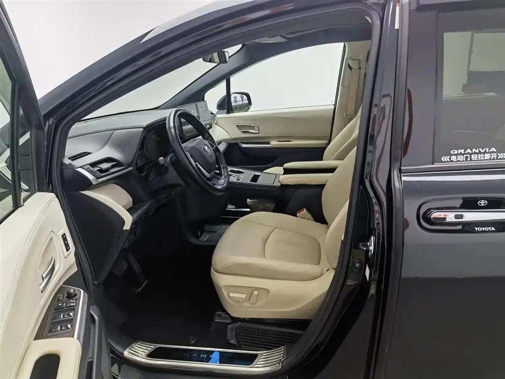 Toyota Granvia 2022 2.5L Luxury
