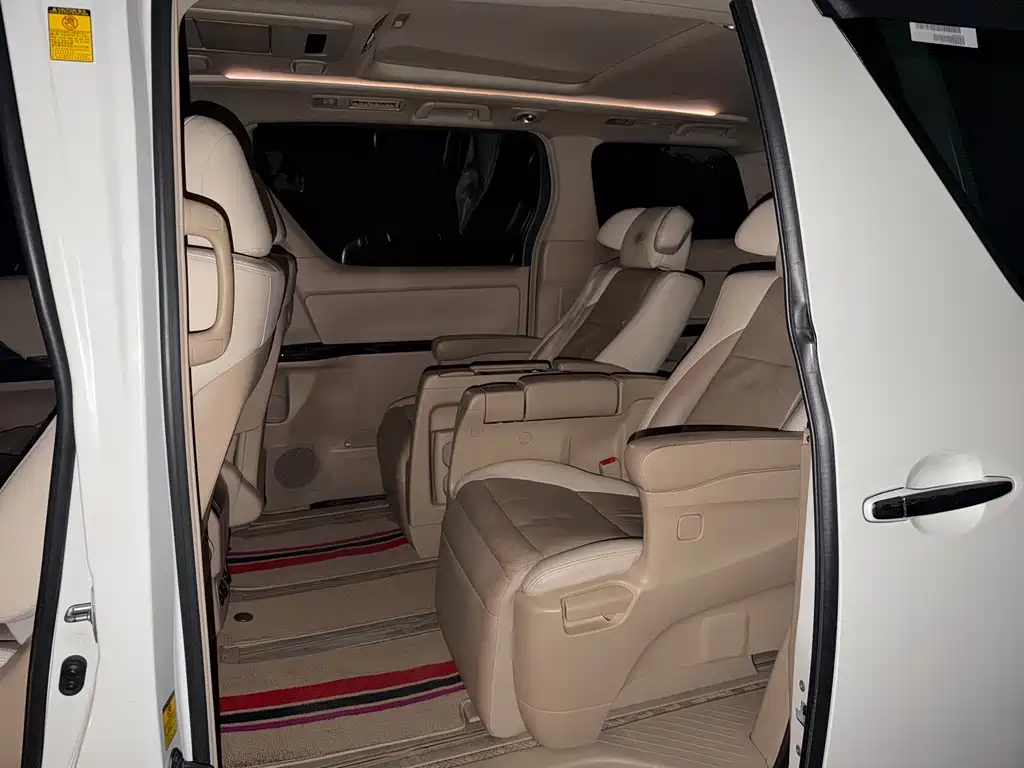 Toyota Alphard — миниатюра 6