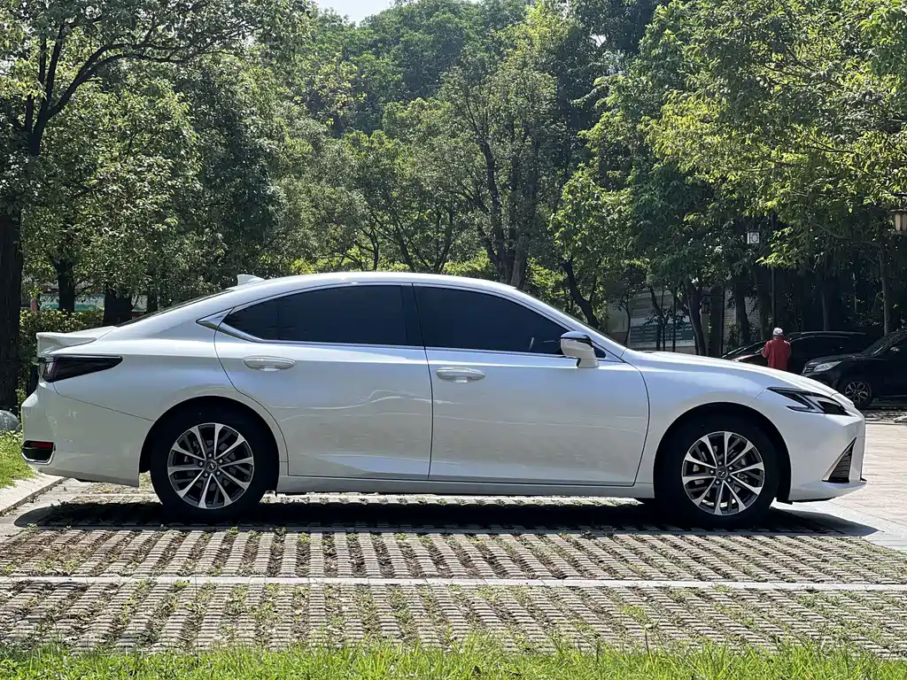 Lexus ES — миниатюра 21