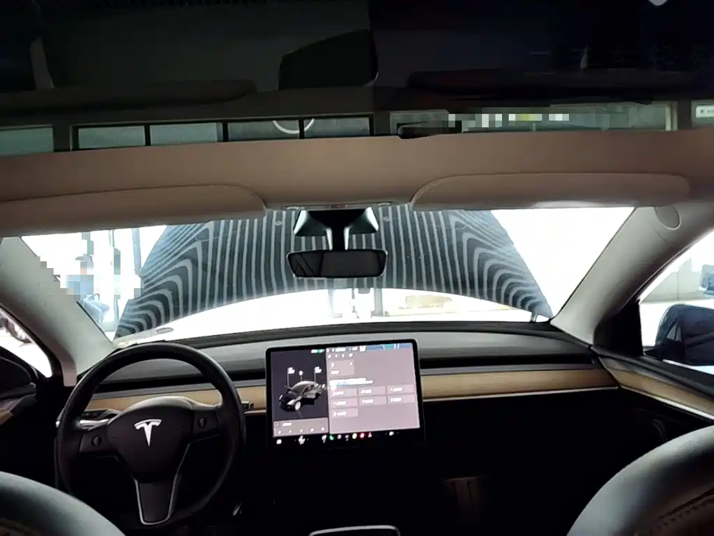 Tesla Model Y — миниатюра 18
