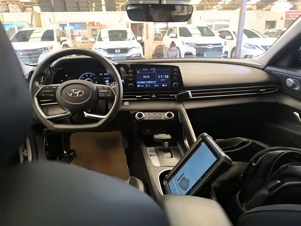 Hyundai Elantra — миниатюра 10