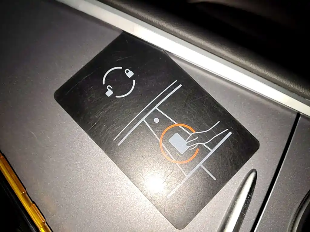 Tesla Model Y — миниатюра 9