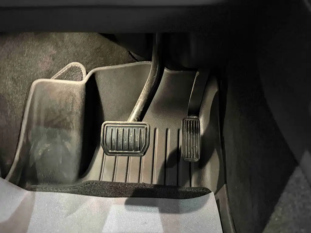 Tesla Model Y — миниатюра 17