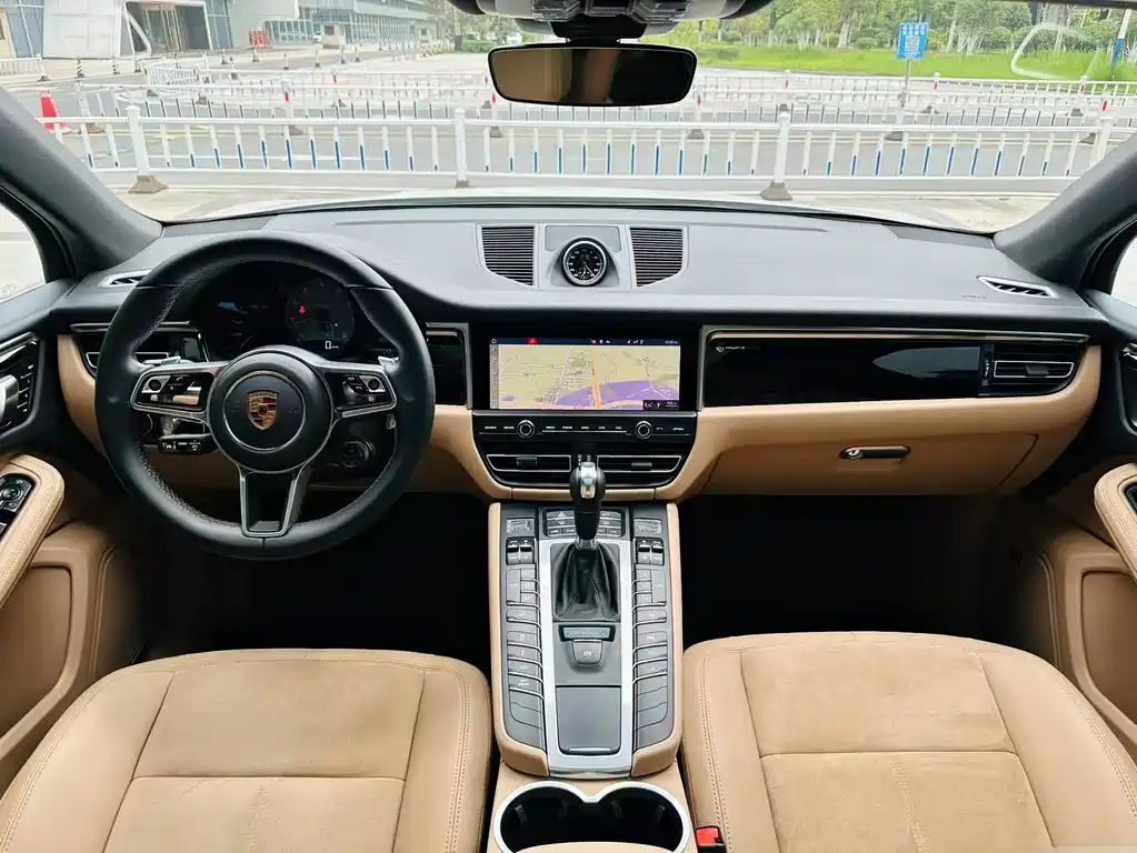 PORSCHE MACAN