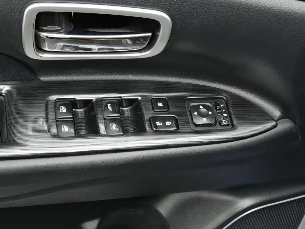 Mitsubishi Outlander — миниатюра 9
