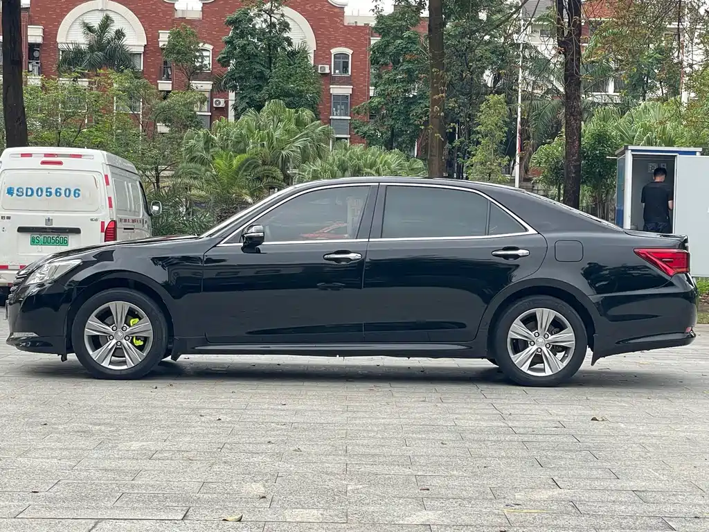 Toyota Crown — миниатюра 4