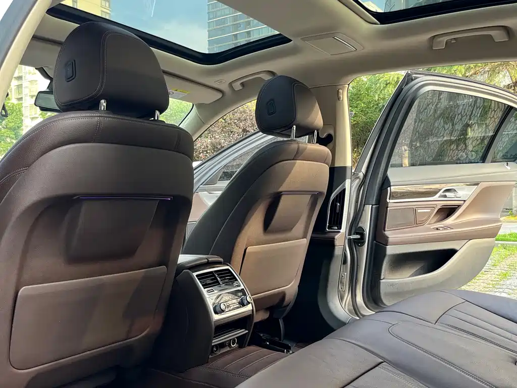 BMW 7 Series — миниатюра 5