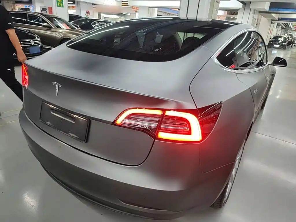 Tesla Model 3 — миниатюра 7