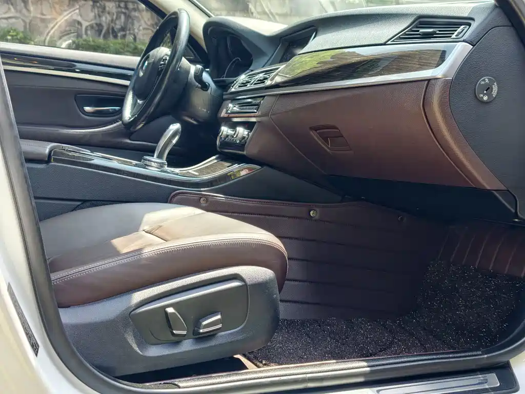 BMW 5 Series — миниатюра 9