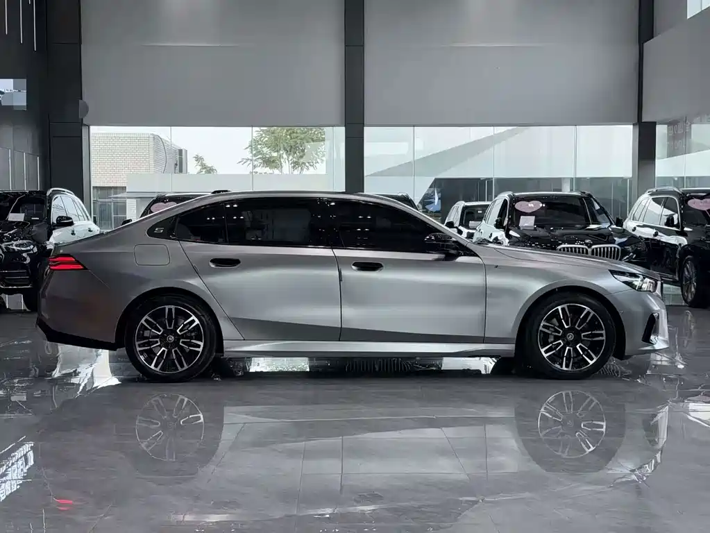 BMW 5 Series — миниатюра 7