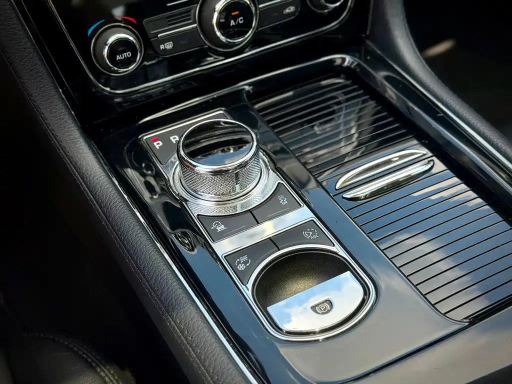Jaguar XJ — миниатюра 16