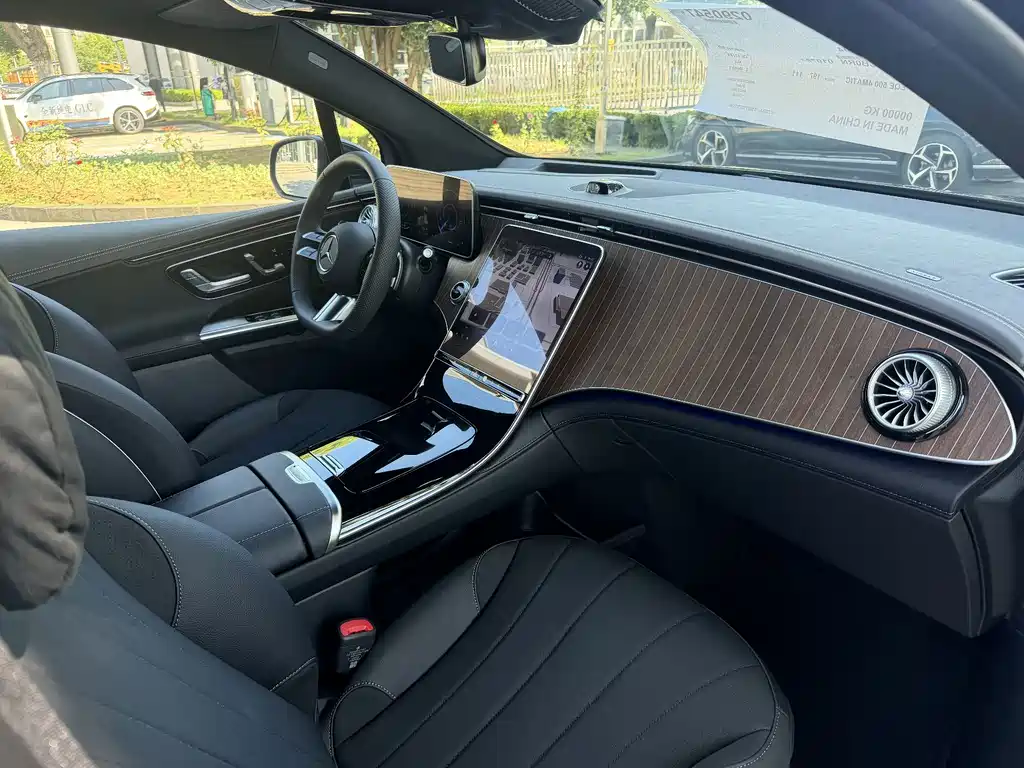 Mercedes-Benz EQE SUV — миниатюра 14