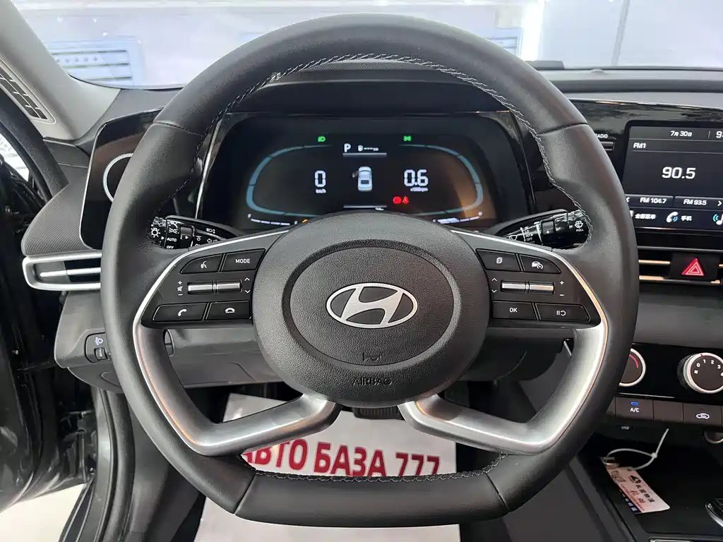 Hyundai Elantra — миниатюра 11
