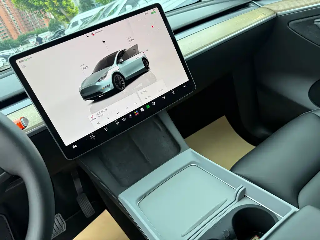 Tesla Model Y — миниатюра 5