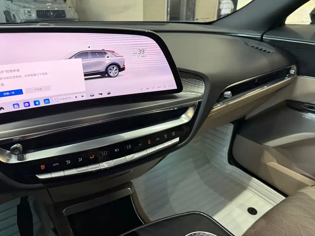 Cadillac Lyriq — миниатюра 8
