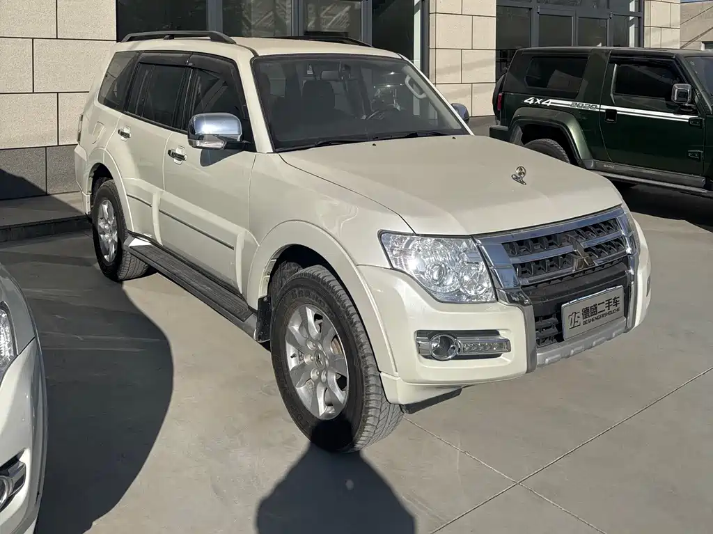 MITSUBISHI PAJERO